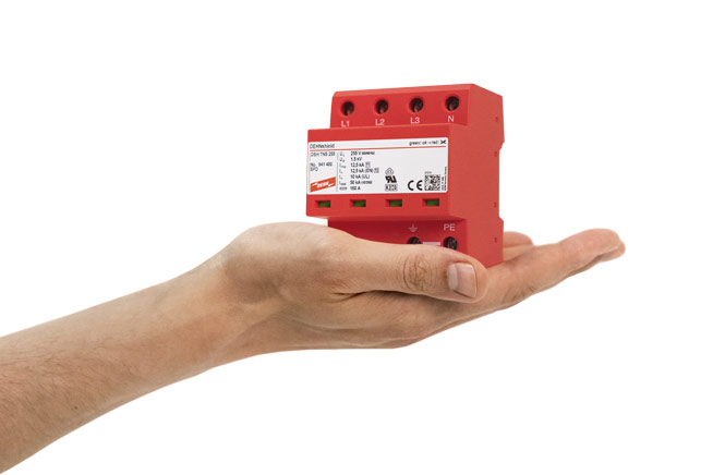 Hand mit Überspannungsableiter